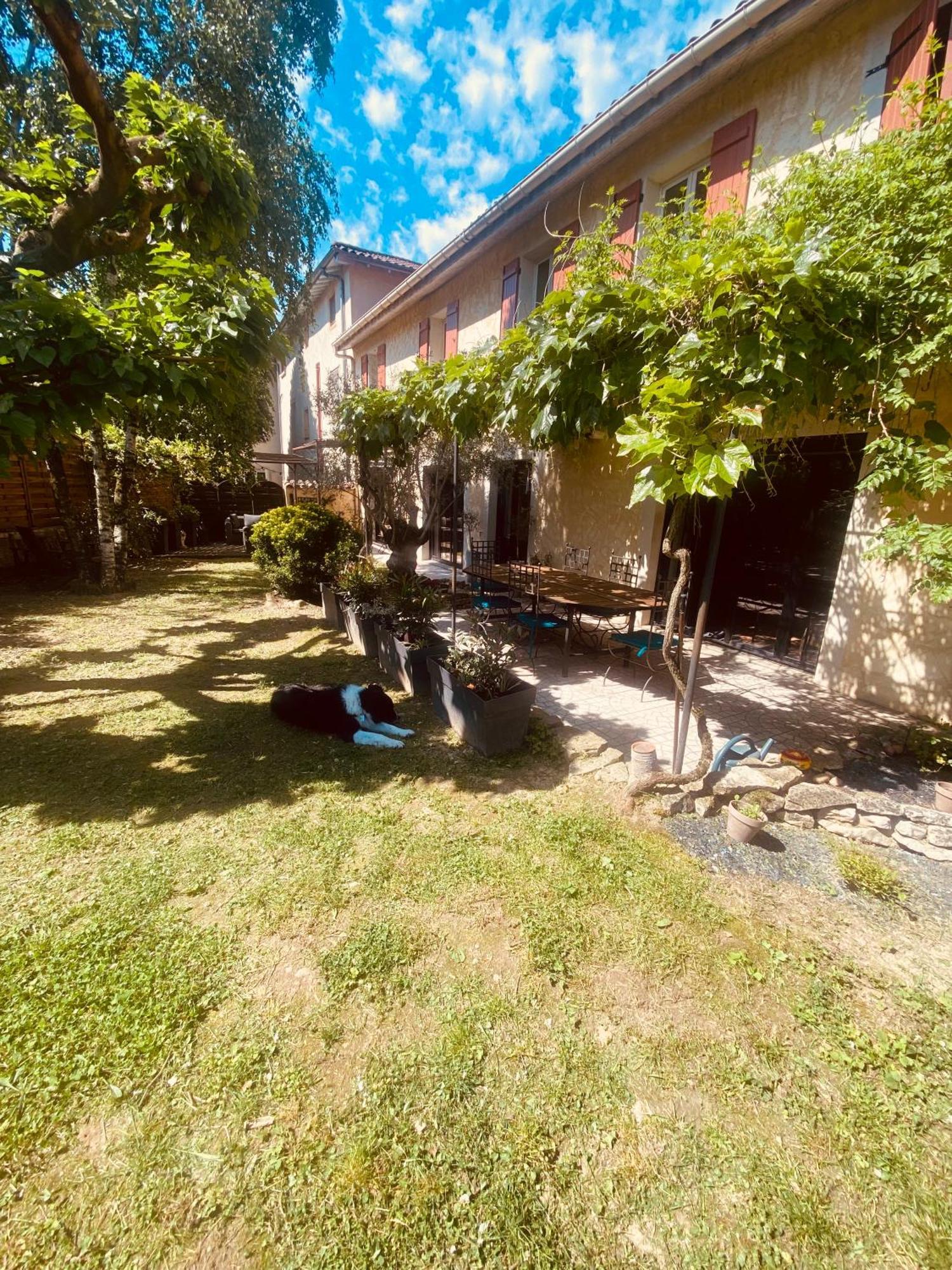 Une Ferme En Ville Bron Exteriér fotografie